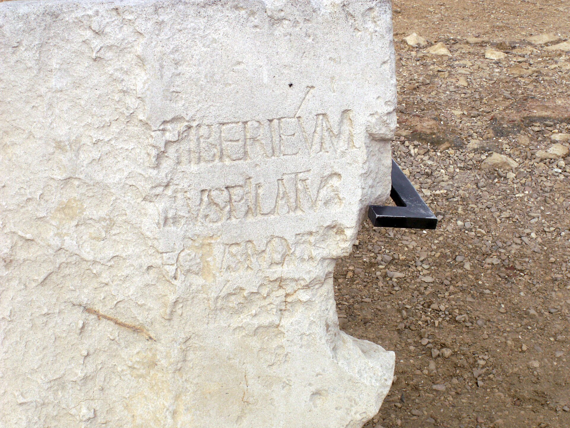 A Pedra de Pilatos, com o nome de Pôncio Pilatos em latim.